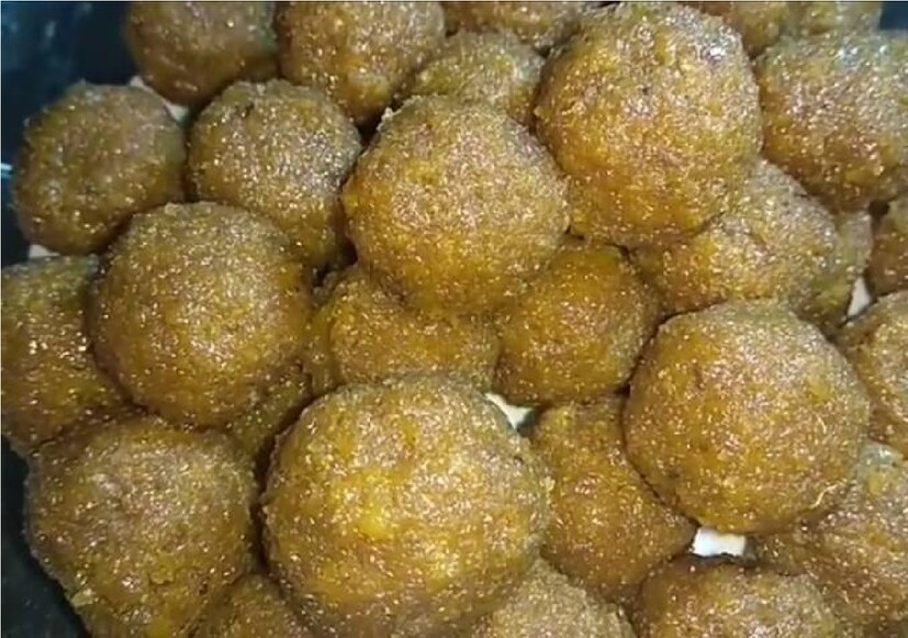 ছোট নাড়ুর প্যাকেট ১০ টাকা ও বড় নাড়ুর প্যাকেট ৬০ টাকা দামে তিনি বিক্রি করেন। 