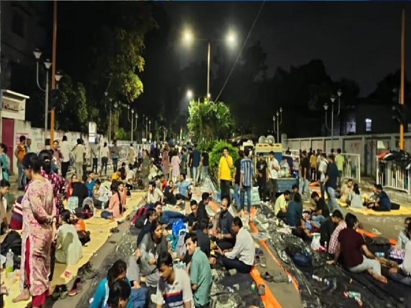 তবে রাজ্য সরকারকে নিরাপত্তা সংক্রান্ত দাবি পূরণ করার জন্য চূড়ান্ত সময়সীমা বেঁধে দেওয়া হবে জুনিয়র ডাক্তারদের ফ্রন্টের তরফ থেকে। না মানা হলে অনির্দিষ্টকালের জন্য আমরণ অনশন শুরু হবে।