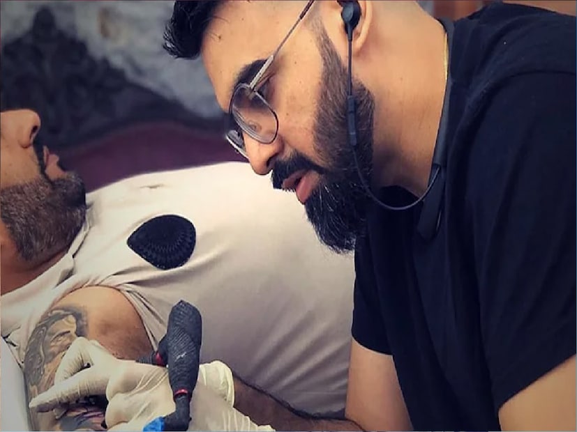 সেই কারণেই সারা বছরই চাহিদা থাকে ট্যাটু এবং ট্যাটু শিল্পীদের। তবে সারা বছর টুকটাক কাজ হলেও, পুজোর সময় রীতিমতো হিমশিম খেতে হয় ট্যাটু আর্টিস্টদের। দুর্গাপুজোর আগে রাত দিন পরিশ্রম করে ট্যাটু করতেই ব্যস্ত থাকতে হয় শিল্পীদের।