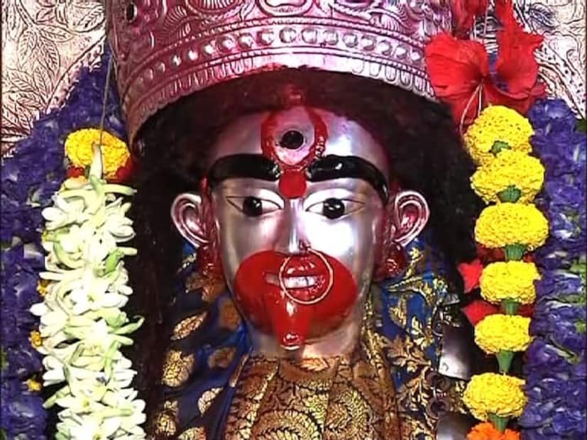 তারাপীঠের মা তারাকে কালি রূপে সাজিয়ে তারাঅঙ্গে কালীপুজোর আয়োজন হবে। আর তারই প্রস্তুতি একেবারেই তুঙ্গে। কালী পুজোর রাতে মা তারা স্বর্ণালঙ্কারে সজ্জিত হবেন। আর স্বর্ণালঙ্কার শোভিত রাজ রাজেশ্বরী বেশে মা তারার দর্শন পাওয়ার জন্য কালী পুজোর দু’দিন আগে থেকেই তারাপীঠে দর্শনার্থীরা ভিড় করতে শুরু করেছেন।