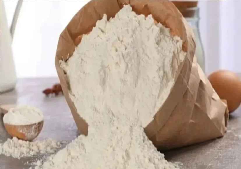 একবারে বেশি জল দিয়ে দিলে রুটি করা সম্ভব হবে না। এবার গ্যাস থেকে নামিয়ে নিয়ে একটু ঠান্ডা হলে অন্য একটি পাত্রে নামিয়ে আটা মেখে নিতে হবে। তবে অতিরিক্ত ঠান্ডা করে মাখবেন না। 