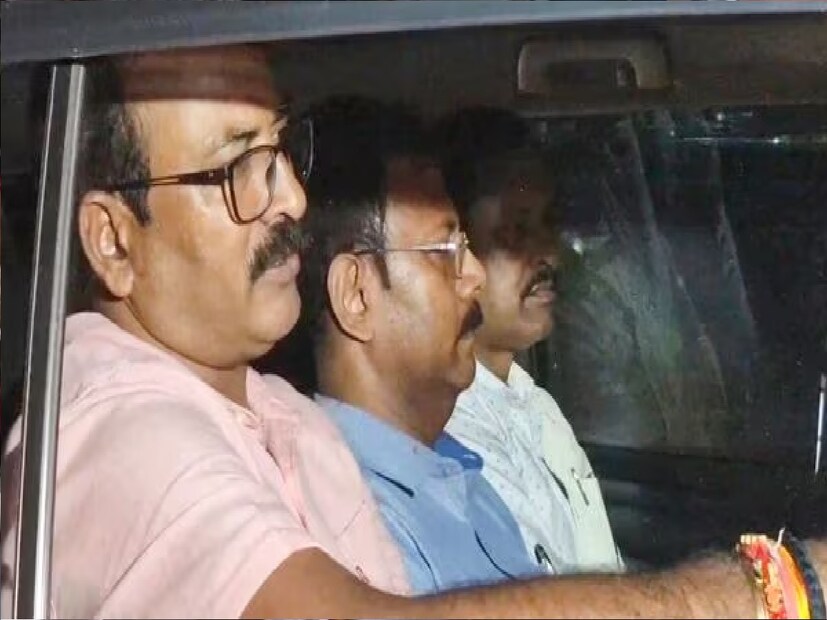 সূত্রের খবর, সেই তথ্য়প্রমাণগুলি সামনে রেখেই জিজ্ঞাসাবাদ করার জন্য় আলিপুর আদালতে আবেদন জানানো হয় ED-র তরফে। 