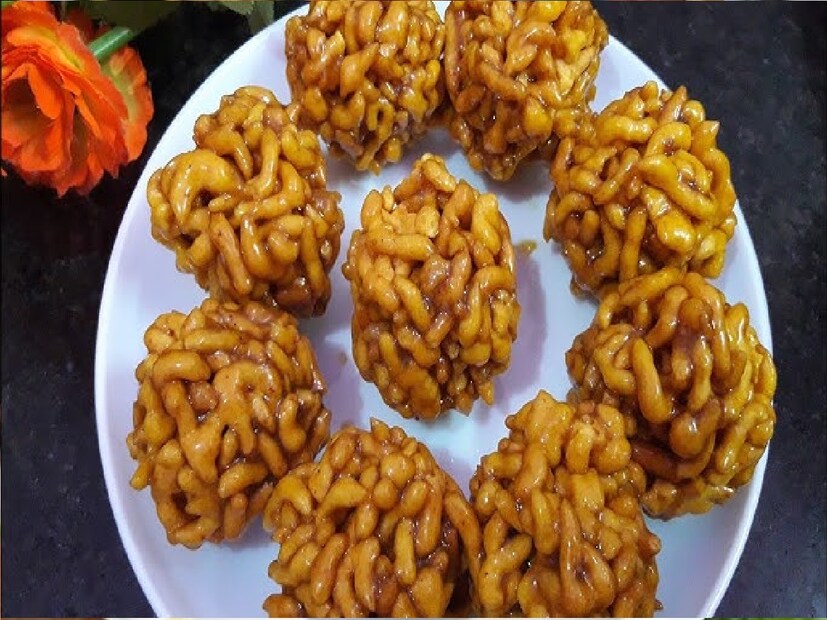 এবার একটু একটু করে জল যোগ করে শক্ত মণ্ড তৈরি করে নিন। কড়াইয়ে তেল দিয়ে গ্যাসের আঁচে বসিয়ে দিন। যখন তেল গরম হয়ে যাবে আঁচটা কমিয়ে মাঝারি করে দিন। 