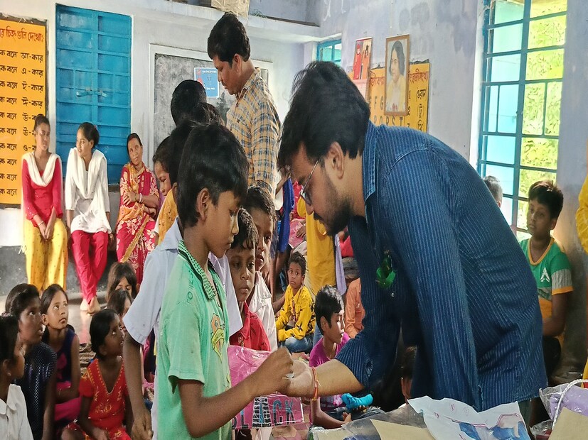উপস্থিত মনোচিকিৎসক জিষ্ণু ভট্টাচার্য জানান, ‘‘এত সুন্দর উদ্যোগে থাকতে পেরে আমি আনন্দিত। আর এই বাজারের মাধ্যমে শিশুদের মনে কোন রকম হীনমন্যতা তৈরি হচ্ছে না যে ওরা দান গ্রহণ করছে, একইসঙ্গে তারা অর্থের এবং শিক্ষার গুরুত্বও বুঝতে পারছে।’’