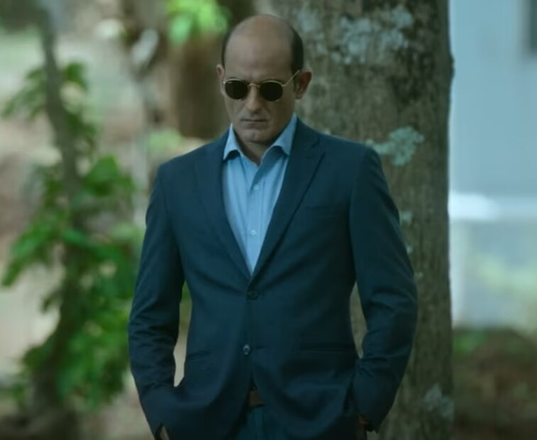 এবার আসা যাক, অক্ষয় খান্নার কেরিয়ারের সর্বোচ্চ আয়কারী ছবির প্রসঙ্গে। ২০২২ সালে মুক্তি পেয়েছিল সাসপেন্স-থ্রিলার ছবি দৃশ্যম ২। মুখ্য চরিত্রে ছিলেন অজয় দেবগণ। টাবু এবং শ্রিয়া সরণও ছিলেন এই ছবিতে। আর সেখানে আইজি তরুণ অহলাওয়াতের ভূমিকায় অভিনয় করেছিলেন অক্ষয় খান্না। দৃশ্যম ২-এ অক্ষয়ের অভিনয় দারুণ প্রশংসিত হয়েছিল।