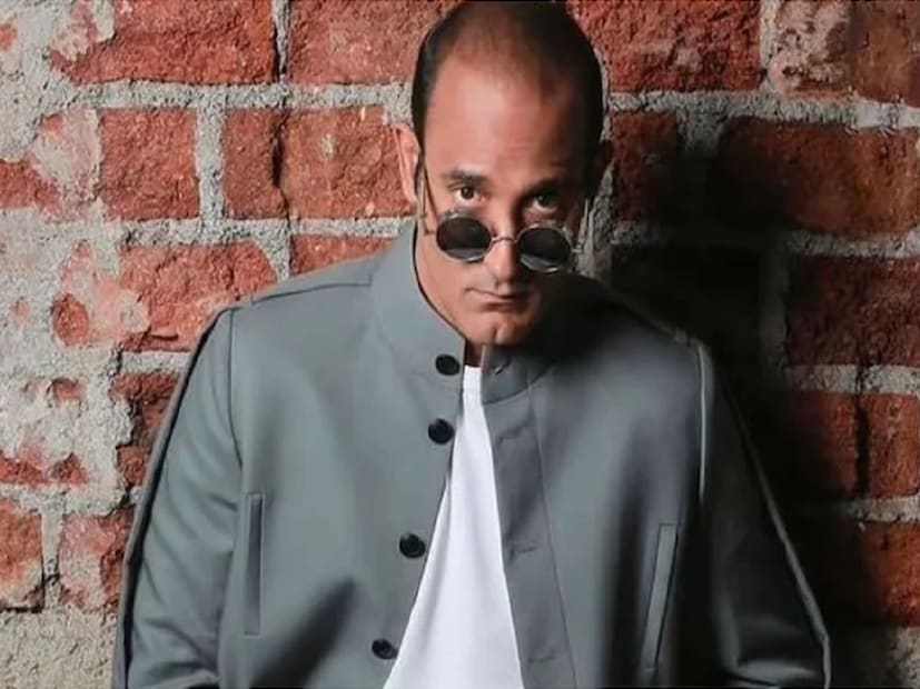 বি-টাউনের বর্ষীয়ান অভিনেতা বিনোদ খান্নার পুত্র অক্ষয় খান্না। তবে বাবার মতোই বলিউডে তেমন সাফল্য লাভ করতে পারেননি তিনি। যদিও অবশ্য প্রতিটি ছবিতেই নিজের দুর্ধর্ষ অভিনয়ের জন্য প্রচুর প্রশংসা পেয়েছিলেন বিনোদ খান্নার এই পুত্রটি। অনেকেই হয়তো জেনে অবাক হবেন যে, দীর্ঘ ২৭ বছর পর প্রথম ১০০ কোটির ছবি উপহার দিয়েছেন অক্ষয়। আর এটাই তাঁর কেরিয়ারের সর্বোচ্চ আয় করা ছবি হয়ে গিয়েছে।