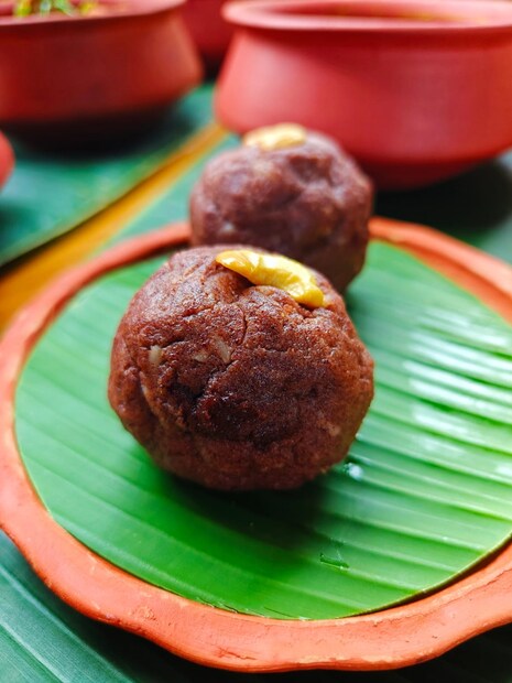 মেন কোর্সেও দুটো ভাগ। আমিষ এবং নিরামিষ। আমিষে প্রথমেই পাতে পড়বে মাটন, কারি পাতা, পেঁয়াজ, টমেটো নারকেল দিয়ে তৈরি ‘অন্ধ্র মামসাম কুড়া’। তারপর চিকেন, ভাত, কারিপাতা, পেঁয়াজ আর নারকেলের ‘রাজুগাডি কোড়ি পোলাও’ (Rajugari Kodi Pulao)। নিরামিষে থাকছে ‘ক্যাবেজ চানাগাপপু’। বেঙ্গল ছোলা, কারি পাতা, ধনে পাতা আর সরষের মন ভোলানো পদ। এরপর পাতে পাড়বে ‘বেন্ডকাই জিদিপপু’। মুচমুচে করে ভাজা ঢেঁড়স, কারি পাতা আর চাল গুঁড়ো দিয়ে তৈরি এক ভিন্ন স্বাদের রেসিপি। তারপর আসবে ছোট বেগুন, কারি পাতা, চিনেবাদাম, গুড় আর সরষের ‘গুত্তিভাঙ্কাই কুরা’।