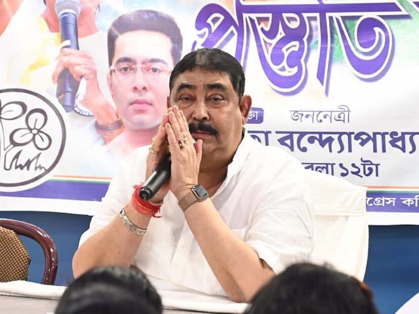 ইন্দ্রজিৎ রুজ, বোলপুর: মুখ্যমন্ত্রী মমতা বন্দ্যোপাধ্যায়ের বীরভূম সফর শেষে পুনর্বহাল অনুব্রত মণ্ডলের নিরাপত্তা। জানাল পুলিশ সূত্র।মুখ্যমন্ত্রী মমতা বন্দ্যোপাধ্যায় বীরভূম জেলা সফর সেরে ফেরার পরই অনুব্রত মণ্ডলের নিরাপত্তা আবারও পুনর্বহাল করা হয়েছে বলে জানা গেছে পুলিশ সূত্রে।
