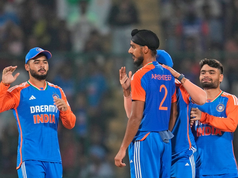 বাংলাদেশের বিরুদ্ধে দ্বিতীয় টি-২০-তে প্রথমে ব্যাট করে ২২১ রানের পাহাড় প্রমাণ স্কোর করে টিম ইন্ডিয়া। বোলিংয়ের সময় ভারত অধিনায়ক দলের মোট সাত জনকে দিয়ে বল করান।  (Photo Courtesy- AP)