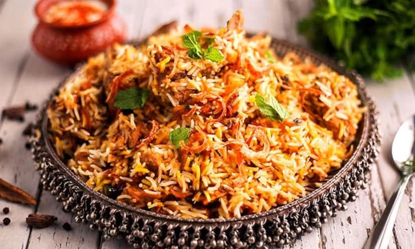 কলকাতায় এসেও শৌখিন নবাবী ছাড়তে পারেননি ওয়াজেদ। মাঝে মধ্যেই আত্মীয় বন্ধুদের বিরিয়ানির দাওয়াত দিতে শুরু করেন তিনি। কিন্তু, ব্রিটিশদের পাওয়া মাসোহারায় কুলোচ্ছিল না নবাবের। প্রতীকী ছবি