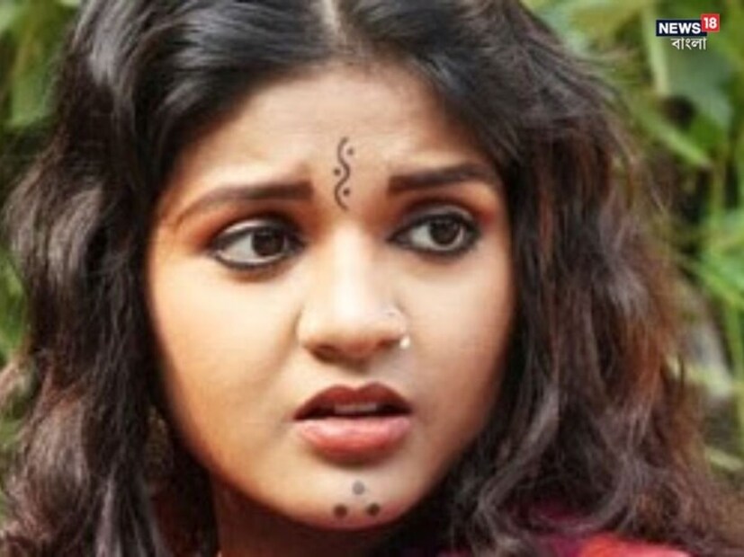 কিন্তু আসল সত্যিটা কী? সেইসময় যদিও ইষ্টি কুটুম ধারাবাহিকের প্রযোজনা সংস্থা থেকে বলা হয়েছিল শুটিং করতে করতে অসুস্থ হয়ে পড়েছিলেন তিনি তাই তিনি ধারাবাহিক ছেড়ে দেন।
