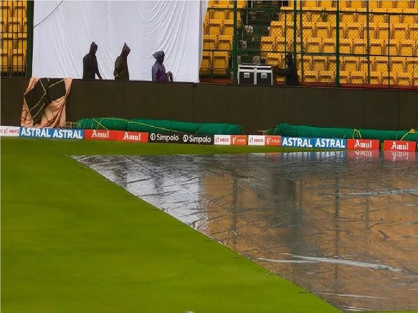 আম্পায়ার ভারত ও নিউজিল্যান্ডের টিম ম্যানেজমেন্টের সঙ্গে কথা বলেন এবং বৃষ্টির কারণে টসে বিলম্বের কথা জানান। সকালে বেশ বৃষ্টির কারণে  বেশ দেরি পর্যন্ত হোটেলেই থাকার সিদ্ধান্ত নিয়েছিলেন টিম ইন্ডিয়ার ক্রিকেটাররা৷ Photo - Collected