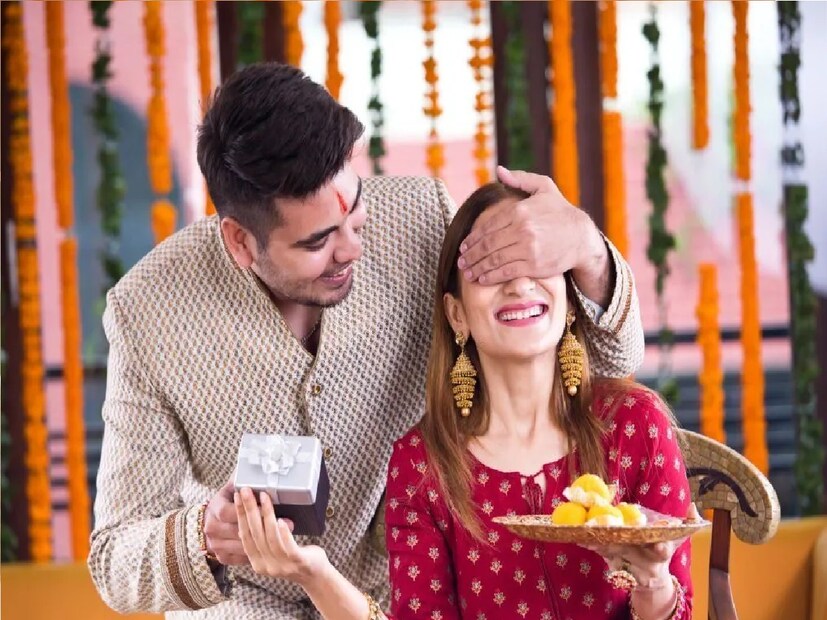 *এদিন ভাইয়ের কপালে ফোঁটা দেওয়ার আগে ফোঁটা দেওয়ার জন্য থালা সাজিয়ে নেওয়া হয়। চন্দন, গঙ্গাজল, কুয়াশার জল, ফুল, মিষ্টি, দুর্বা প্লেটে সাজিয়ে রাখা হয়। বিভিন্ন রকমের ফুল, ধান, দুর্বা ঘাস, তিলক, শঙ্খ, প্রদীপ দিয়ে সাজিয়ে নেয় আবার অনেকে। পাশাপাশি থাকে খাবারের এলাহি আয়োজন। সংগৃহীত ছবি। Disclaimer: আমাদের এই প্রতিবেদনটি শুধুমাত্র তথ্য প্রদানের জন্য। সামাজিক মাধ্যম ও নানা ওয়েবসাইটের পাওয়া তথ্য থেকে এই জ্ঞান নেওয়া হয়েছে। তবে এই সংক্রান্ত আরও তথ্যের জন্য এবং চূড়ান্ত সিদ্ধান্ত গ্রহণের আগে অবশ্যই একজন বিশেষজ্ঞের বা আপনার ব্যক্তিগত চিকিৎসকের পরামর্শ নিন। জ্যোতিষ সংক্রান্ত হলে জ্যোতিষবিদ, বাস্তুবিদ বা তন্ত্রবিদের পরামর্শ নিন। 