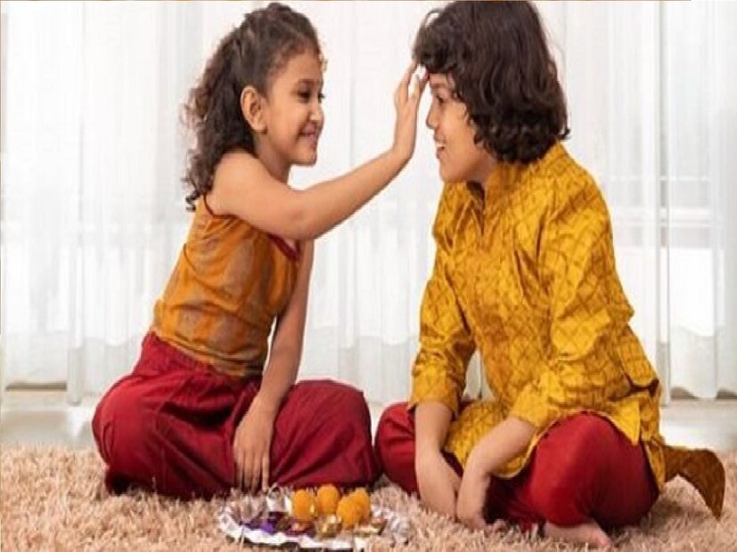 ভাইবোনের পবিত্র ভালবাসার প্রতীক ভাইফোঁটা। দীপাবলীর পরেই প্রত্যেক ঘরে ঘরে ভাইফোঁটার আনন্দে মেতে ওঠে প্রত্য়েক বাঙালী পরিবার।