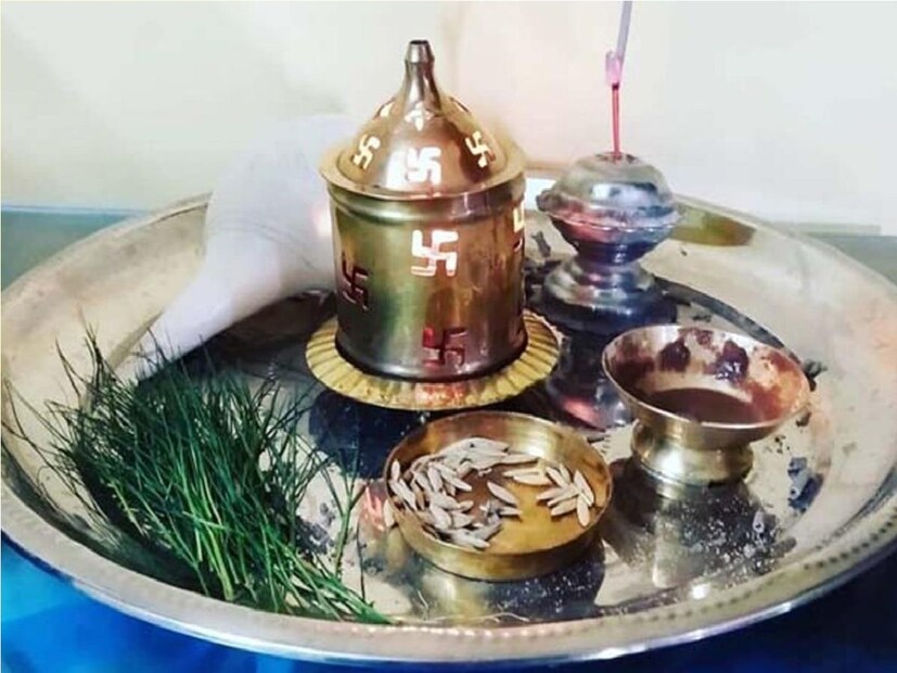জ্যোতিষী রামকৃষ্ণ সাহা জানান ভাইফোঁটার দিন চন্দনের তিলক লাগালে ভাইয়েরা দীর্ঘায়ুর পাশাপাশি সুখ-সমৃদ্ধি হয়। জ্যোতিষ মতে, টিকার সময় ভাইয়ের মুখ উত্তর বা উত্তর-পশ্চিম দিকে এবং বোনের মুখ উত্তর-পূর্ব বা পূর্ব দিকে হওয়া উচিত।