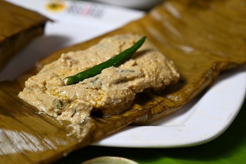 কিন্তু ভেটকি আর বাসা কি সত্যি এক মাছ, নাকি শুধুই প্রচারের আড়ালে বাড়ছে বাসার নাম? রেস্তোরাঁতে বাসা মাছ খেতেই কাঁড়ি কাঁড়ি টাকা দিতে হয় খাদ্যরসিকদের। প্রতীকী ছবি।