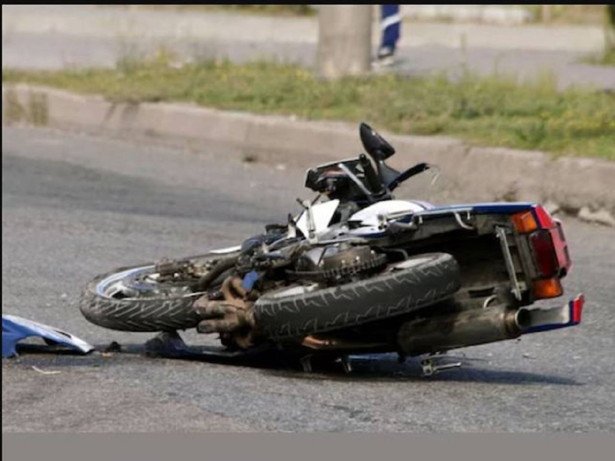 কলকাতা শহরতলিতে মর্মান্তিক দুর্ঘটনা! ফের বেপরোয়া বাসের ধাক্কা, মৃত এক বাইক আরোহী