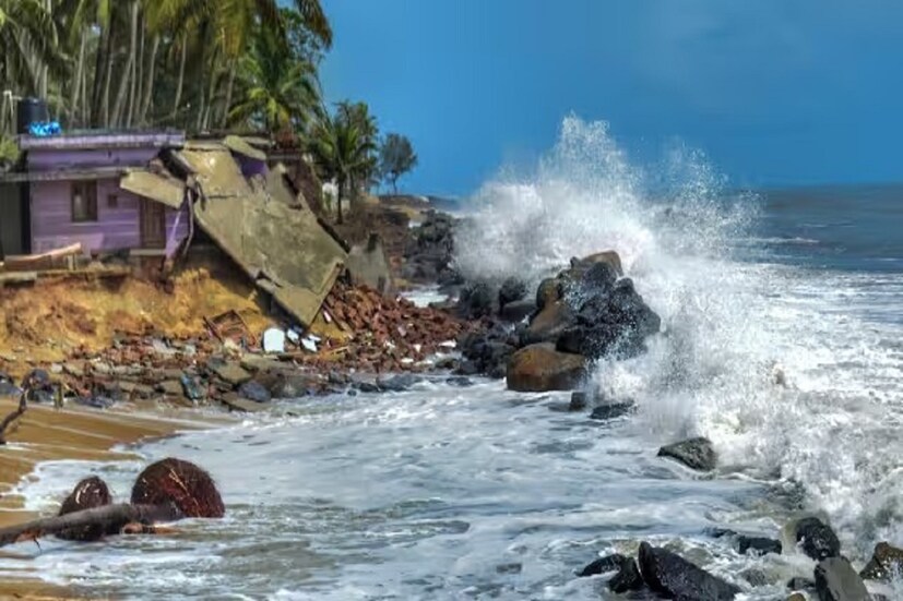 *জেলা বিপর্যয় মোকাবিলা দফতরের আধিকারিক মাসুদুর রহমান জানান, ঝড়ের গতিপ্রকৃতি জানতে, দুর্যোগে প্রভাব কতটা জানতে চুঁচুড়ায় জেলাশাসক দফতরে সেন্ট্রাল কন্ট্রোল রুম খোলা হয়েছে। পাশাপাশি চারটে মহকুমা হেড কোয়ার্টারে চারটি, তেরোটি পুরসভা এবং আঠারোটি ব্লকেও কন্ট্রোল রুম খোলা হয়েছে। ফাইল ছবি। 