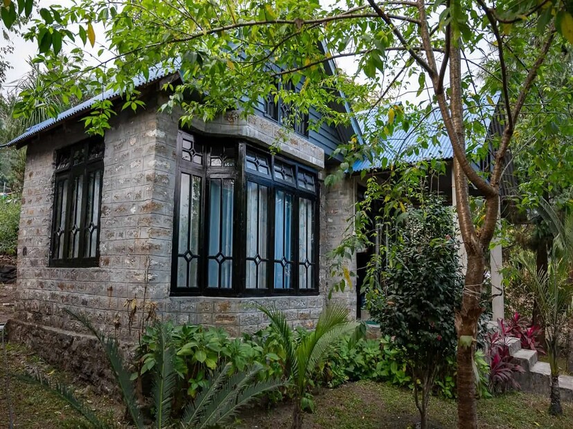 *জঙ্গল ক্যাম্পে থাকলে আপনি হয়তো সেই পাঁচতারা হোটেলের বিলাসিতা পাবেন না। কিন্তু যেটা পাবেন সেটা জন্মজন্মান্তরেও ভোলা যাবে না। একেবারে প্রকৃতির মাঝে তৈরি হয়েছে কটেজ। ঠিক তাঁবু নয়, কিন্তু তাঁবুর মতো অনুভুতি হবে আপনার। বালাসনের ধার বরাবর ট্রেকিংয়েরও ব্যবস্থা রয়েছে। কম উচ্চতার ট্রেকিং, সার্ভাইভাল ক্যাম্প, নেচার ক্যাম্পেরও সুযোগ রয়েছে। ফাইল ছবি। 