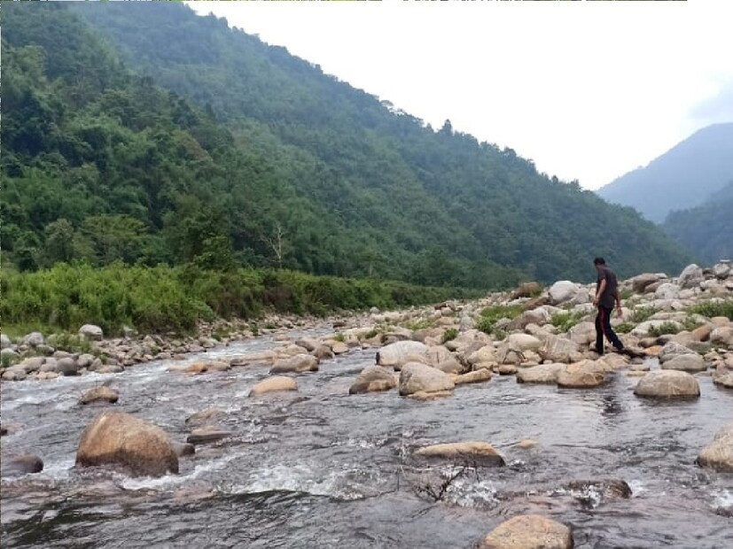 *বুনকুলুং জঙ্গল ক্যাম্পের অন্যতম কর্ণধার কল্যাণ রাই বলেন, &quot; মানুষ এখন কংক্রিটের জঙ্গল ছেড়ে একটু সবুজের মাঝে কাটাতে চায়। তাই তাদের জন্য একটি আদর্শ জায়গা এই ক্যাম্প। মাত্র ১৫০০ টাকা খরচ করলেই তিন বেলা থাকা খাওয়া মিলে যাবে এখানে।&quot; ফাইল ছবি। 
