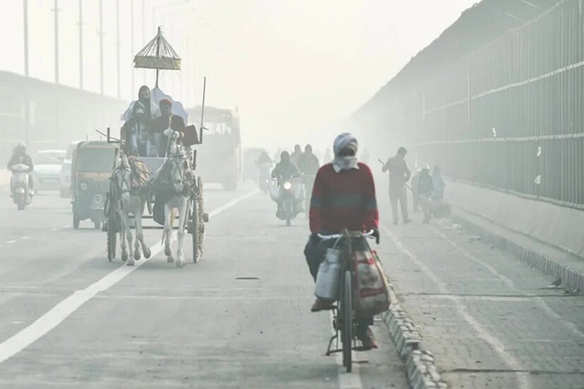 IMD-এর রিপোর্ট বলছে, ৪ দিন পর হরিয়ানায় তাপমাত্রা এক ধাক্কায় ৭ ডিগ্রি কমতে পারে। তবে আগামী ২-৩ দিন আবহাওয়া পরিষ্কার থাকবে এবং দিনের তাপমাত্রা চড়েই থাকবে। তবে রাতের তাপমাত্রা হ্রাস পাবে এবং গোলাপী শীত অনুভূত হতে শুরু করবে।