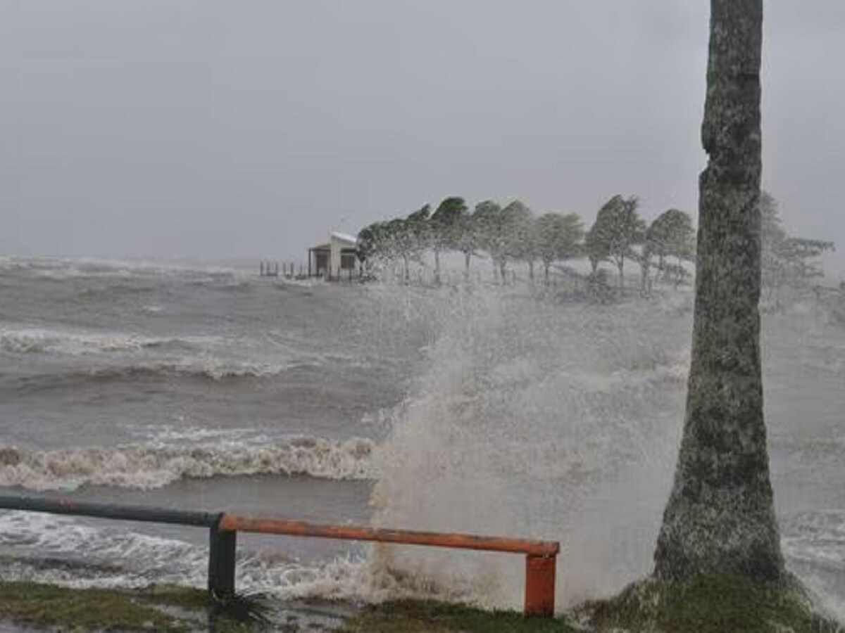 ২৪ ঘণ্টা সতর্ক থাকবে কলকাতা পৌরসভার কন্ট্রোল রুম। এই কন্ট্রোল রুমের সঙ্গে রাজ্য সরকারের সচিবালয় নবান্ন এবং কলকাতা পুলিশের হেডকোয়ার্টার লালবাজারের যোগাযোগ রয়েছে। সাধারণ মানুষ যে কোনও সমস্যায় ২২৮৬-১২১২/১৩১৩/১৪১৪ এই নম্বরে যোগাযোগ করতে পারেন। 