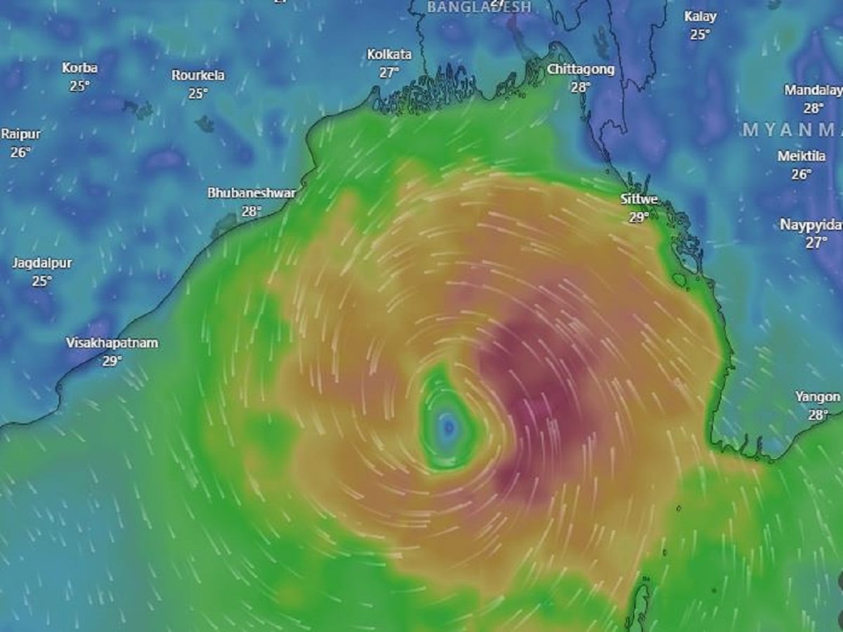 মৌসম ভবনের দেওয়া শেষ তথ্য অনুযায়ী, পূর্ব-মধ্য বঙ্গোপসাগরের উপর গতকালের গভীর নিম্নচাপটি পশ্চিম-উত্তর-পশ্চিম দিকে অগ্রসর হয়ে ঘূর্ণিঝড় ‘দানা’-এ ঘনীভূত হয়েছে এবং আজ ২৩ অক্টোবর, অক্ষাংশ ১৬.৩° N এবং দ্রাঘিমাংশ ৮৯.৯°-এর কাছাকাছি একই অঞ্চলে কেন্দ্রীভূত হয়েছে। পারাদ্বীপ (ওড়িশা) থেকে প্রায় ৫৬০ কিলোমিটার দক্ষিণ-পূর্বে, সাগর দ্বীপের (পশ্চিমবঙ্গ) ৬৩০ কিলোমিটার দক্ষিণ-দক্ষিণ পূর্বে এবং খেপুপাড়া (বাংলাদেশ) থেকে ৬৩০ কিলোমিটার দক্ষিণ-দক্ষিণপূর্বে রয়েছে। Photo Courtesy: Windy.com