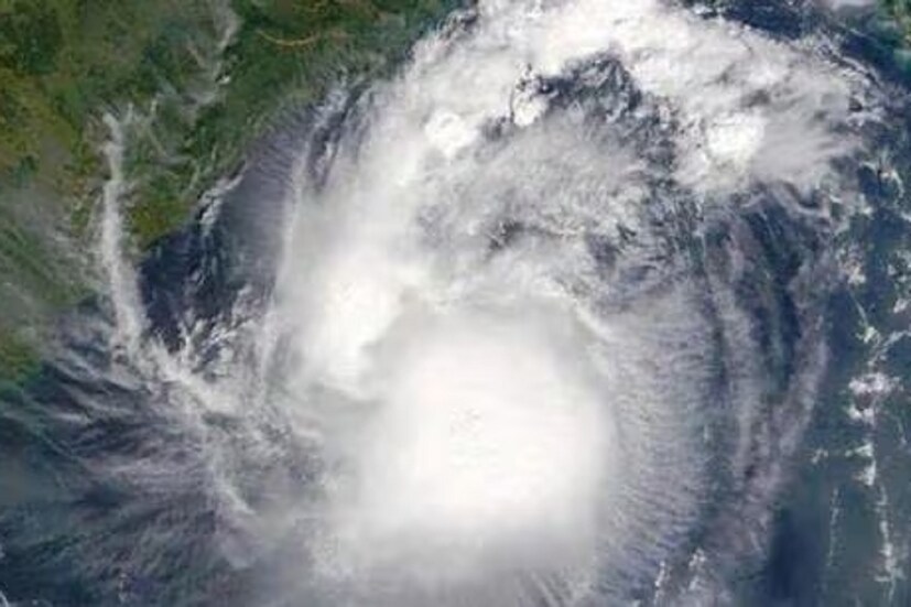 বুধবার বিক্ষিপ্তভাবে ভারী বৃষ্টির সতর্কতা উত্তর ও দক্ষিণ চব্বিশ পরগনা এবং পূর্ব ও পশ্চিম মেদিনীপুরে। বৃহস্পতিবার অতি ভারী বৃষ্টির সতর্কতা পূর্ব মেদিনীপুর, পশ্চিম মেদিনীপুর এবং দক্ষিণ ২৪ পরগনা জেলাতে। ভারী বৃষ্টি হবে কলকাতা, হাওড়া, হুগলি, উত্তর ২৪ পরগনা এবং ঝাড়গ্রাম জেলাতে। পরবর্তী কয়েকদিন বৃষ্টি চলবে দক্ষিণবঙ্গে মূলত ওড়িশা ও উপকূলের জেলাগুলিতে বেশি বৃষ্টির সম্ভাবনা রয়েছে।