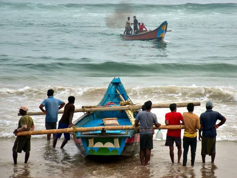 বুধবার দিনভর হালকা থেকে মাঝারি বৃষ্টি হতে পারে শহরে। বৃহস্পতি ও শুক্রবার কলকাতায় জারি হয়েছে ভারী থেকে অতি ভারী বৃষ্টির (৭-২০ সেন্টিমিটার) কমলা সতর্কতা। 