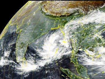 ২৪ ঘণ্টায় সাইক্লোন হবে আরও দানব, এখন ঠিক কোথায় দাঁড়িয়ে ফুঁসছে, রইল লেটেস্ট আ