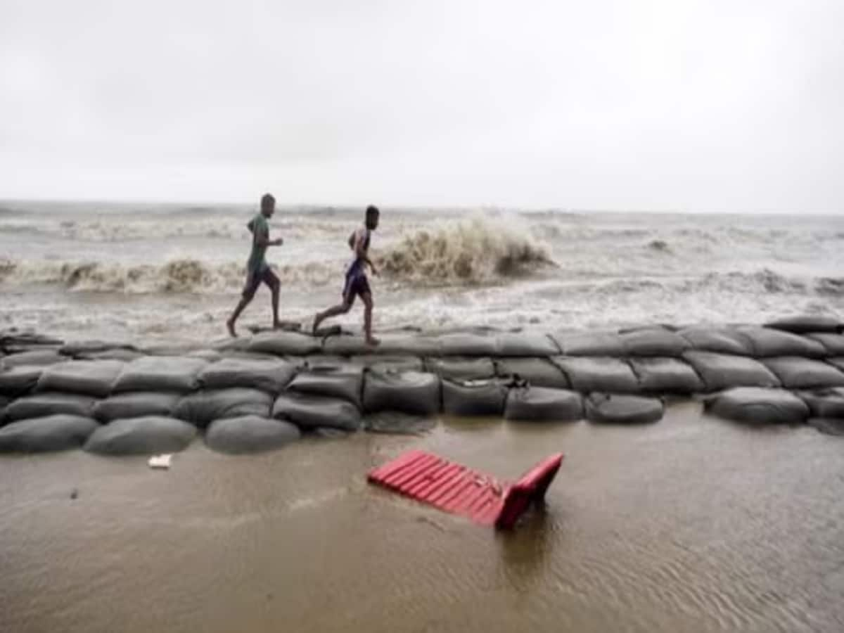 বঙ্গোপসাগরে তৈরি হওয়া নিম্নচাপ ক্রমশ এগোচ্ছে স্থলভাগের দিকে। নিম্নচাপের অবস্থান, গতিপ্রকৃতির উপর সর্বদা নজর রেখেছেন আবহবিদেরা। বিশ্লেষণ করে দেখা হচ্ছে উপগ্রহচিত্র। সেই সব ছবি থেকেই এর গতিবিধি সম্পর্কে তথ্য নিয়ে আগাম সতর্ক করছে হাওয়া অফিস। 