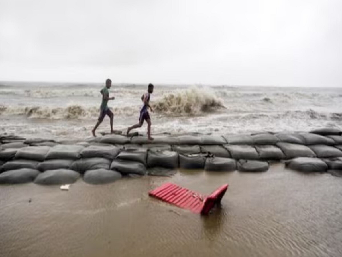 শুক্রবার পর্যন্ত সমুদ্রে যেতে মানা মৎস্যজীবীদের। ঘূর্ণিঝড়ের প্রভাবে মঙ্গলবার থেকে আবহাওয়ার পরিবর্তন উপকূলের জেলাগুলিতে। বুধবার থেকে শুক্রবার ভারী থেকে অতি ভারী বৃষ্টি, কোথাও কোথাও প্রবল বৃষ্টির আশঙ্কা। সঙ্গে থাকবে দমকা ঝোড়ো হাওয়া।