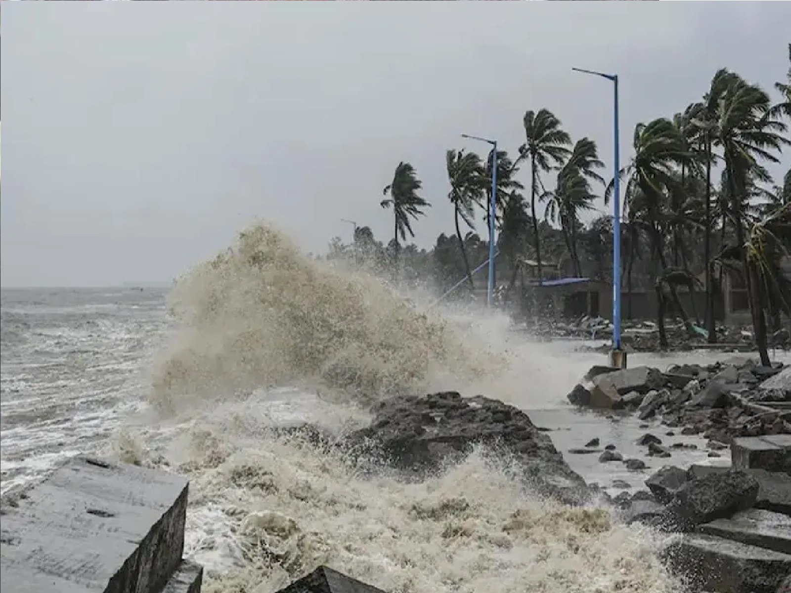 “এরকম ভৌগোলিক বৈশিষ্ট্যের টেক্সটবুক উদাহারণ হচ্ছে বঙ্গোপসাগর,” বলছেন আবহাওয়াবিদ এবং ওয়েদার আন্ডারগ্রাউন্ডের একজন লেখক বব হেনসন।