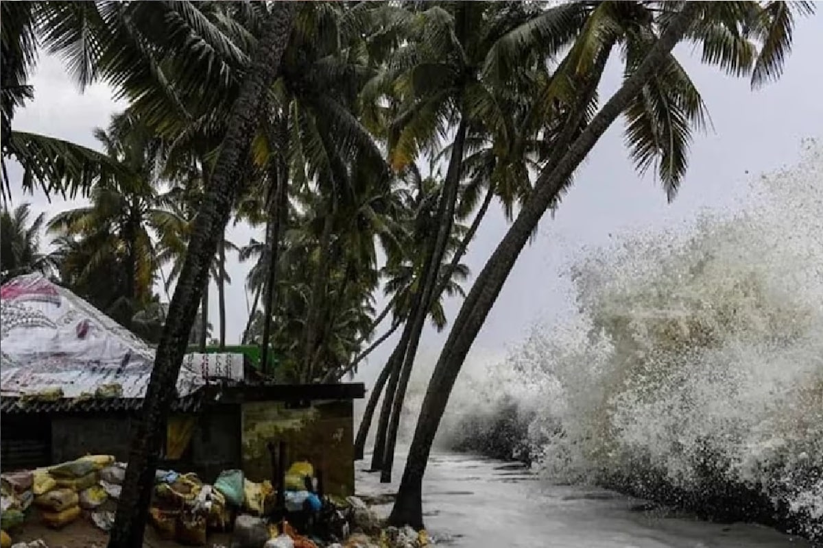 *মৎস্যজীবীদের জন্য সতর্কবার্তা জারি করা হয়েছে। মৎস্যজীবীদের সমুদ্রযাত্রায় নিষেধাজ্ঞা। উপকূলবর্তী জেলাগুলিতে ঘণ্টায় ১০০ থেকে ১১০ কিলোমিটার গতিবেগে ঝড়ো হাওয়া বয়ে চলার সম্ভাবনা।