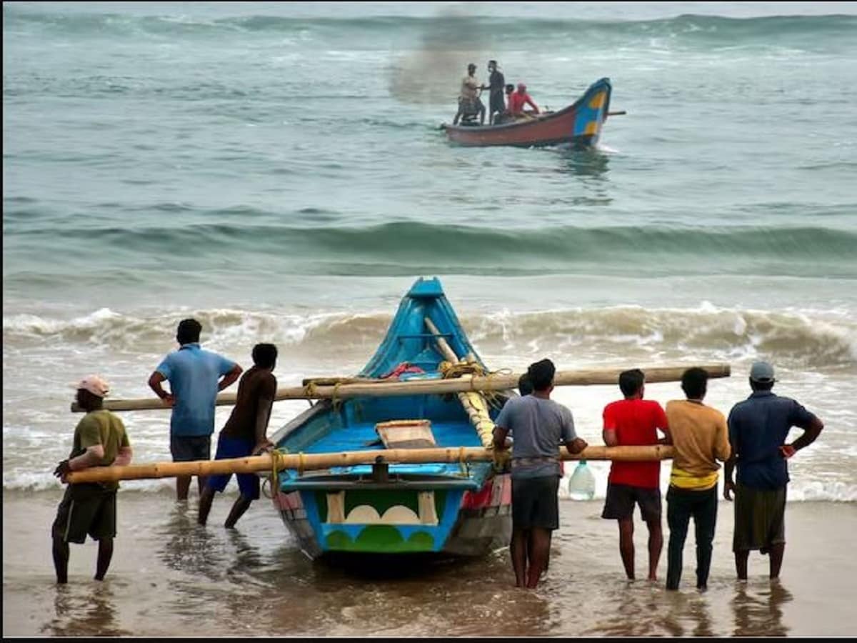 এখনও পর্যন্ত আবহবিদদের যা পর্যবেক্ষণ, তাতে ২৫ অক্টোবর ভোর সাড়ে পাঁচটা নাগাদ বালাসোরের কাছে ল্যান্ডফল হতে পারে দানার৷ 