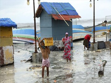 দুর্বল হলেও এখনও ভয়ঙ্কর দানা! কলকাতা-সহ বহু জেলায় বৃষ্টির তাণ্ডব, রেহাই কবে?
