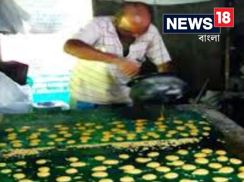 প্রথমে একটি কড়াই নিন এবং তাতে চিনি ও জল দিয়ে ধীর আঁচে রান্না করতে থাকুন। ধীরে ধীরে এটি ঘন হতে শুরু করবে। এই মিশ্রন যখন ঘন হতে শুরু করবে, তখন তার মধ্যে এলাচ গুঁড়ো এবং রোজ জল বা কেওড়া জল মিশিয়ে দিন। তবে এটা সম্পূর্ণ আপনার উপর নির্ভর করছে৷ ইচ্ছে হলে ব্যবহার করবেন না হলে নয়৷ 