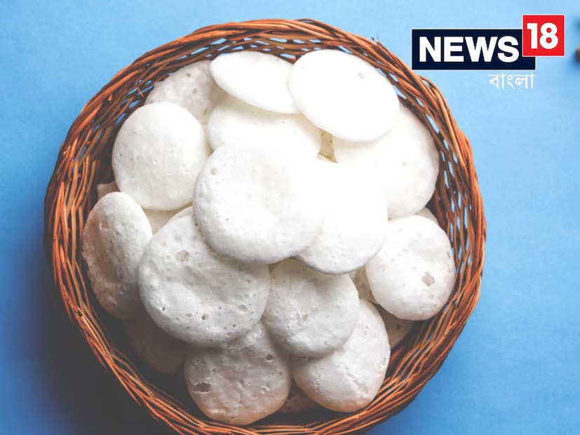 সাবধানতার সাথে একটি প্লেটের মধ্যে পুরো মিশ্রনটি ঢেলে রাখুন৷  একটু ঠাণ্ডা হওয়ার জন্য অপেক্ষা করতে হবে। হালকা গরম থাকা অবস্থাতেই ধীরে ধীরে এই মিশ্রনকে বিভিন্ন আকার দিতে থাকুন এবং আপনার ডিজাইনের বাতাশা বানান। আপনি ওই মিশ্রনটিকে গোল আকৃতি দিয়ে প্লেটের মধ্যে সাজিয়ে রাখতে পারেন৷  এটি ঠাণ্ডা হলেই শক্ত হয়ে যাবে৷ মানে আপনার বাতাসা  তৈরি হয়ে গিয়েছে।