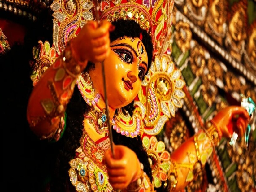 আশ্বিন মাসের মহাসপ্তমীর দিনে বুধ এবং শুক্রের মিলনে লক্ষ্মী-নারায়ণ যোগ, সুকর্ম যোগ এবং পূর্বাশা নক্ষত্রের শুভ সংযোগ তৈরি হচ্ছে। যার ফলে নবরাত্রির সপ্তমী তিথির গুরুত্ব আরও বেড়েছে। এই প্রসঙ্গে বৈদিক জ্যোতিষ শাস্ত্রী হিতেন্দ্র কুমার জানাচ্ছেন, এই দিন ৫টি রাশির জাতক/জাতিকারা শুভ ফল পাবেন। এই জাতক/জাতিকারা শুভ কাজে অংশগ্রহণ নেবেন এবং পরিবারের সদস্যদের সঙ্গে সময় কাটাবেন। দেখে নেওয়া যাক দেবী দুর্গার আশীর্বাদ বর্ষিত হবে কোন কোন রাশির উপর। প্রতীকী ছবি