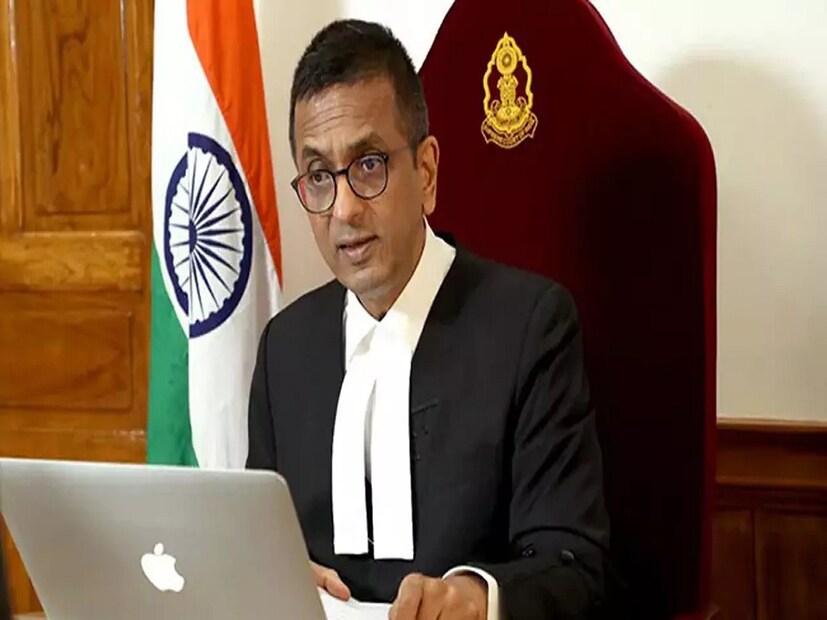 মাল্টিটাস্কিং করতে তিনি বরাবরই পছন্দ করেন। আইনেও আছেন আবার গানেও। মানে গান শুনতে এবং শোনাতে খুবই পছন্দ করেন। গানের দু’কলি কানে গেলেই নস্টালজিক হয়ে পড়েন দেশের প্রধান বিচারপতি ডিওয়াই চন্দ্রচূড়। সেই নস্টালজিয়া থেকেই প্রথম জীবনের কিছু টুকরো স্মৃতি তুলে ধরেছেন প্রধান বিচারপতি।