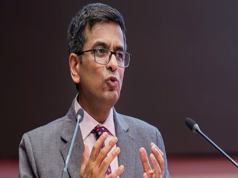 এছাড়াও তিনি কথা প্রসঙ্গে পামেলা সিং, লতিকা রত্নম, প্রমুখের কথাও বলেন। ডিওয়াই চন্দ্রচূড়ের মা একজন খ্যাতনামা ক্লাসিক্যাল সঙ্গীতশিল্পী ছিলেন। তিনি তাঁকে তাঁর স্কুল জীবনের সময় মুম্বইয়ের অল ইন্ডিয়া রেডিওর স্টুডিওতে নিয়ে যেতেন। সেখান থেকেই ধীরে ধীরে গোটা বিষয়ে আগ্রহ জন্মায় ডিওয়াই চন্দ্রচূড়ের। 