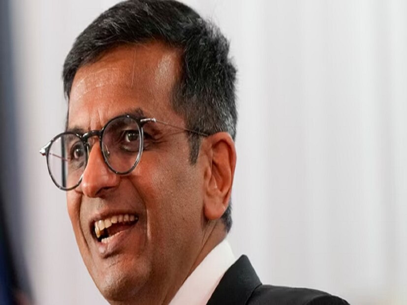১৯৭৫ সালে দিল্লি যাওয়ার পর তিনি আকাশবাণীতে অডিশন দেন এবং নির্বাচিত হন। এরপর তাঁর কেরিয়ার শুরু হয় এয়ার প্রেজেন্টার হিসেবে। শুরুর দিকে তিনি হিন্দি এবং ইংরেজি দুই বিষয়েই অনুষ্ঠান সঞ্চালনা করতেন। এসবের হাত ধরেই তাঁর সঙ্গে তাঁর শ্রোতাদের একটা দারুণ সম্পর্ক গড়ে উঠেছিল বলেও জানান তিনি।