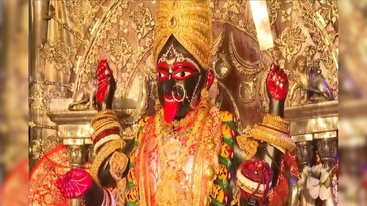 দক্ষিণেশ্বরে মন্দিরে কালীপুজোর বিশেষ আরতি শুরু, রাত বাড়তেই বাড়ছে ভিড়