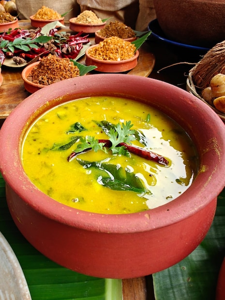 এরপর পাতে পড়বে হলুদ মসুর ডাল, কারি পাতা, ধনে পাতা, কাঁচা আম আর সরষের লোভনীয় পদ ‘মামিদিকায়া পাপ্পু’। অন্ধ্রের ফুড ফেস্টিভ্যাল আর সাম্বর না হলে চলে! একদমই নয়। এবার পাতে পড়বে সজনে ডাঁটা, সাদা কুমড়ো, সরষে আর হলুদ মুসুর ডালের সাম্বর। এরপর থাকছে ‘রসম’। সরষে, হলুদ মুসুর ডাল, কারি পাতা আর ধনে পাতায় উপাদেয় পদ। এবার ভাত, ধনে পাতার পেস্ট আর কারি পাতার ‘কোথিমীরা আনাম’ পড়বে পাতে। আর শেষ আইটেমটি হল রাগি আর ঘি-এর তৈরি ‘রাগি মুদ্দে’।