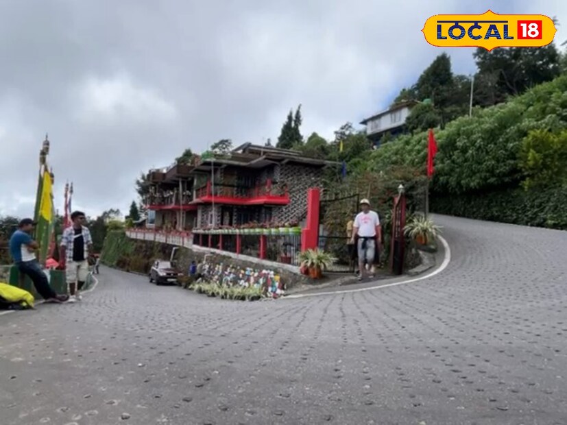 এই গ্রাম কতটা সুন্দর, নিজের চোখেই একবার দেখে আসতে পারেন। এই গ্রাম যেন বিদেশকেও হার মানায়। যেমন রাস্তাঘাট, তেমন সবুজে ঘেরা প্রকৃতি, সেই সঙ্গে সবচেয়ে পরিষ্কার গ্রামের তকমা জুটেছে কালিম্পংয়ের এই দালাপচাঁদ গ্রামের পালকে। ছুটির দিনে বা অবসর সময়ে একবার ঘুরে আসুন এই গ্রাম থেকে নিমিষেই মন ভাল হয়ে যাবে। 