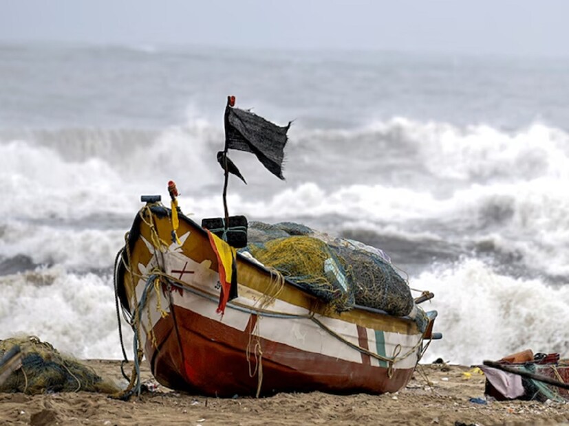 পারাদ্বীপ থেকে ৫২০ কিলোমিটার দূরে দক্ষিণ পূর্ব দিকে অবস্থান। সাগর আইল্যান্ড থেকে দক্ষিণ ও দক্ষিণ পূর্ব দিকে ৬০০ কিলোমিটার দূরে। এবং বাংলাদেশের খেপি পাড়া থেকে দক্ষিণ ও দক্ষিণ পূর্ব দিকে ৬১০ কিলোমিটার দূরে অবস্থান করছে ঘূর্ণিঝড় দানা। Input- Anupam Saha, Anis Uddin Molla, Biswajit Saha