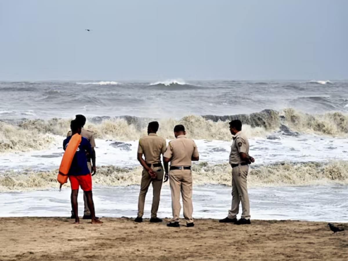 গতকাল, মঙ্গলবার রাতে এই সিস্টেমের গতি কিছুটা অবশ্য স্লথ হয়। আজ, বুধবার সকালেই শক্তি সঞ্চয় করে ঘূর্ণিঝড়ে পরিণত হল নিম্নচাপ। আজ, বুধবার দুই ২৪ পরগনা এবং দুই মেদিনীপুরে ভারী বৃষ্টির সতর্কতা জারি করেছে আবহাওয়া দফতর।