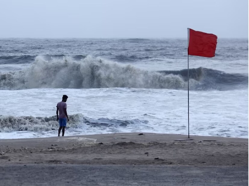 এর জেরে পশ্চিমবঙ্গে হালকা থেকে মাঝারি বৃষ্টি অব্যাহত থাকবে দিনভর। কিছু জায়গায় ভারী থেকে অতিভারী বৃষ্টি চলবে।পূর্ব মেদিনীপুর ও দক্ষিণ ২৪ পরগণায় স্টর্ম সার্জ বা জলোচ্ছ্বাস সতর্কতা থাকছে।