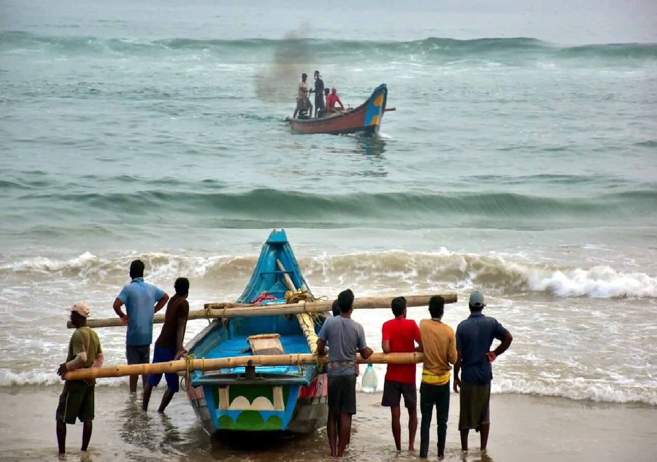 Cyclone dana tracker: সাগরে নিম্নচাপের সময় বাতাসের প্রচণ্ড ঘূর্ণায়মান গতির ফলে সংঘটিত বায়ুমণ্ডলীয় উত্তাল অবস্থাকে সংক্ষেপে ঘূর্ণিঝড় বলা হয়। বাতাসের এই একটানা ঘূর্ণায়মান গতি যখন একটি নির্দিষ্ট মাত্রায় পৌঁছায়, তখনই এর নামকরণ করা হয়। আটলান্টিক মহাসাগর ও এর আশপাশের অঞ্চলে বাতাসের গতিবেগ ঘণ্টায় ৬২ কিলোমিটারে উঠে গেলে নিম্নচাপ ঝড়ে পরিণত হয়। আর এ সময়ই ঘূর্ণিঝড়টিকে একটি নাম দিয়ে চিহ্নিত করা হয়। 