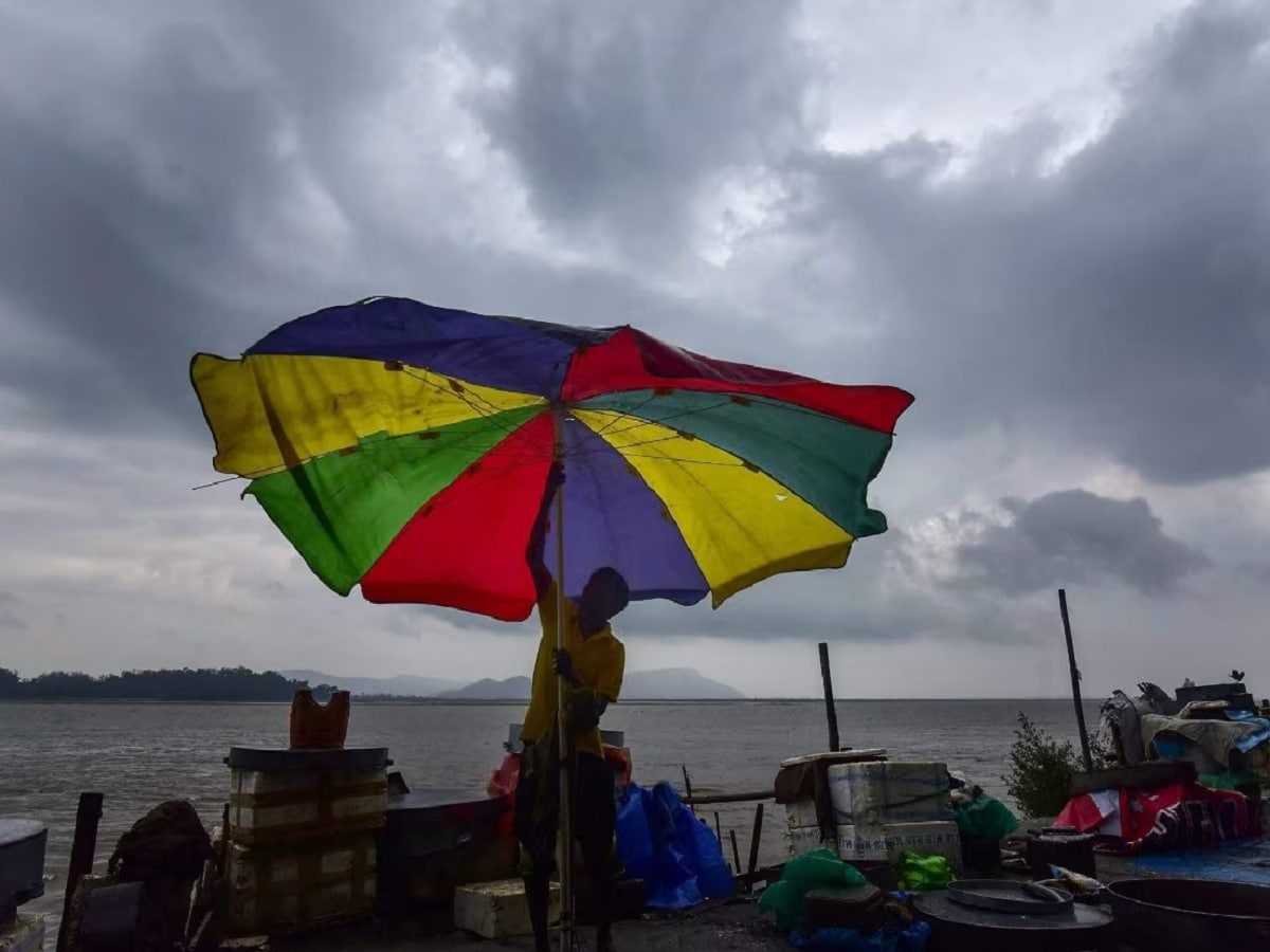 আজ, শুক্রবারই প্রাক পুজো নিম্নচাপ। নিম্নচাপ তৈরি হবে উত্তর বঙ্গোপসাগরে। আজ, শুক্রবার সকালেই নিম্নচাপ তৈরির প্রবল সম্ভাবনা। সমুদ্র উত্তাল থাকার কারণে আগামী ২৪ ঘণ্টায় মৎস্যজীবীদের সমুদ্রে যেতে নিষেধ করা হয়েছে ৷